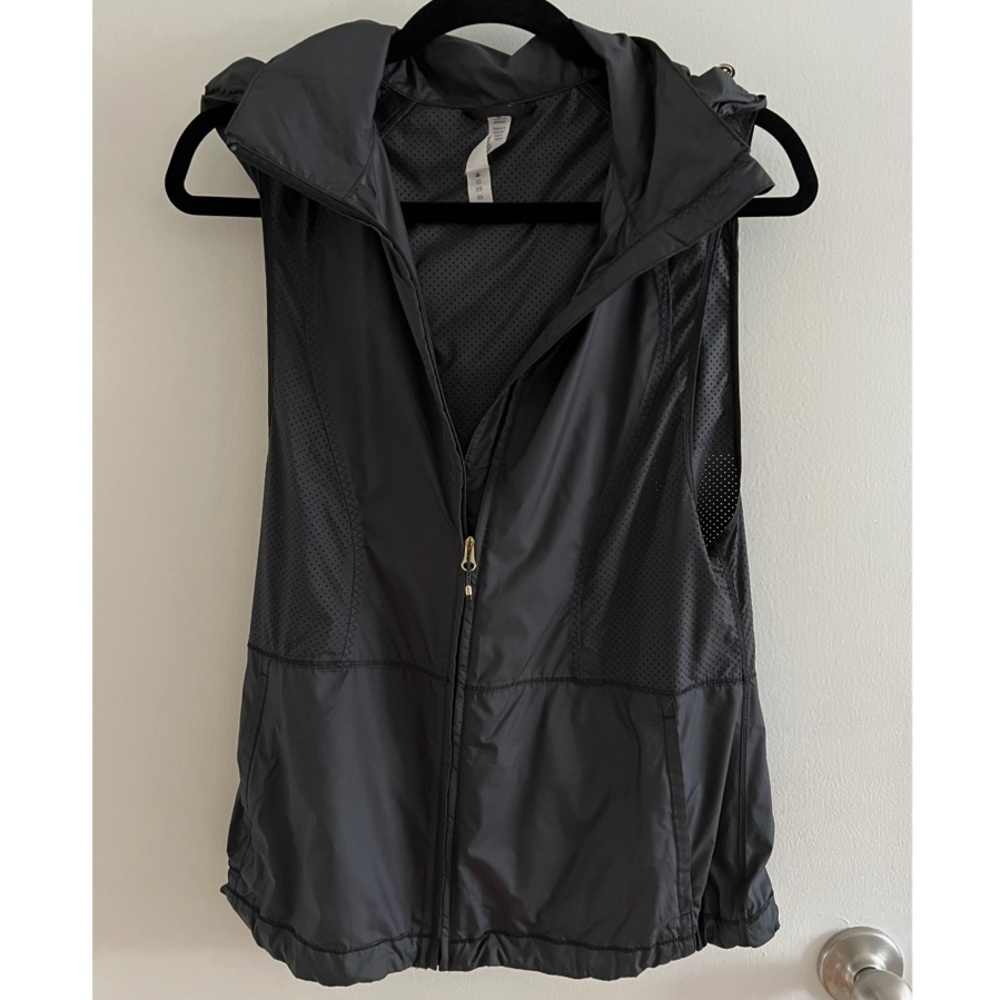 Like new lululemon size 6 black vest